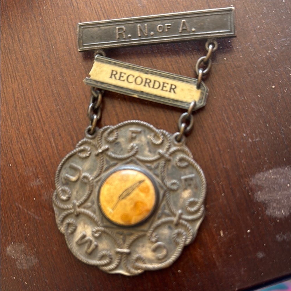 Antique Royal Neighbors Of America Womans Insurance Metal Pin Mufec